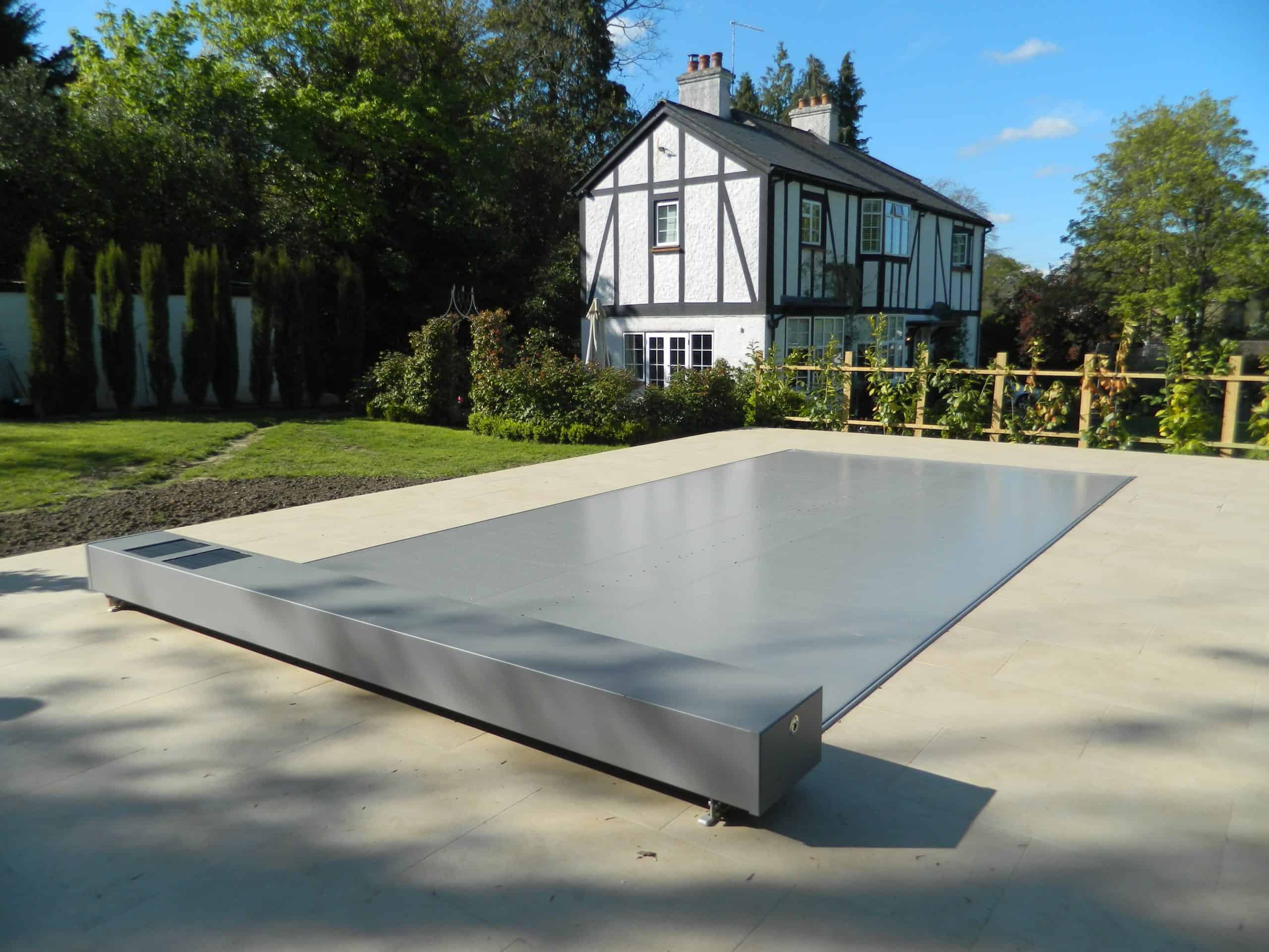 Coverseal remote control solar-powered pool cover Coverseal remote control solar-powered pool cover